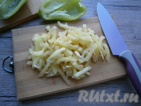 Удалить из перцев семена. Далее можно нарезать перец соломкой, он подойдет для приготовления первых блюд: различных супов и борщей.