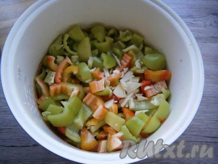 Выставить режим мультиварки "Тушение" на 15 минут, крышку мультиварки закрыть, после чего добавить в чашу нарезанный сладкий перец и нарезанный чеснок, влить растительное масло.