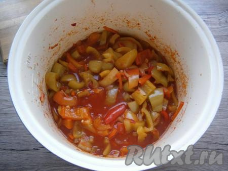 Выставить тот же режим "Тушение" на 40 минут, крышку мультиварки закрыть. Если перец не мясистый - более нежный, тогда для приготовления хватит и 30 минут. В конце тушения влить в лечо уксус, перемешать.