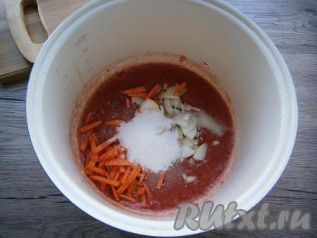 Сюда же всыпать соль и сахар.