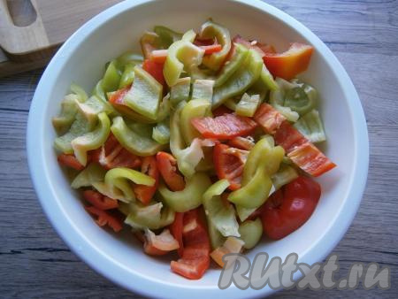 Перец, очистив от семян, нарезать средними кусочками.