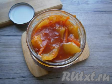 Разложить лечо по простерилизованным баночкам, закрутить прокипяченными крышками.