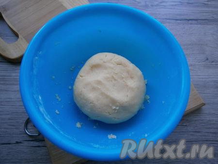А затем, сжимая крошку руками, постепенно собрать в ком. От теплоты рук ком станет мягким, превратившись в замечательное, гладкое песочное тесто.