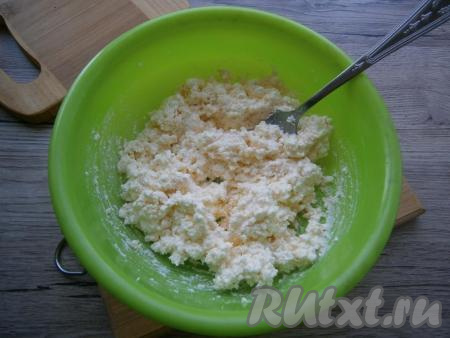 Тщательно перемешать творожную начинку.