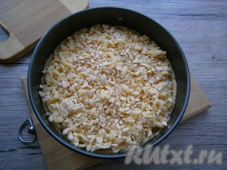 Достать&nbsp;подмерзшее песочное тесто из морозилки&nbsp;и натереть его на крупной терке поверх творожной начинки, закрыв этой крошкой полностью всю творожную начинку. По желанию, посыпать пирог сверху тертым белым шоколадом (у меня - осколки).