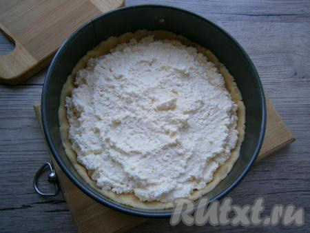 Выложить творожную начинку на песочное тесто в форме, разровнять.