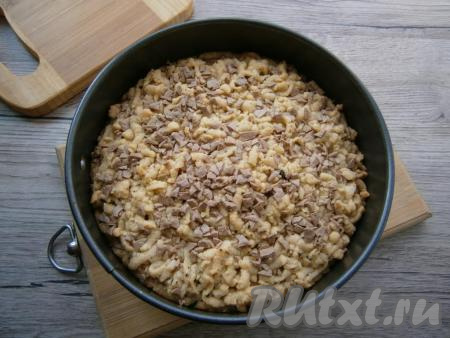 Выпекать песочный пирог в предварительно разогретой до 180 градусов духовке около 40 минут.