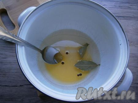 В кастрюлю влить воду, добавить соль, мед, лавровые листья и горошины душистого перца, маринад перемешать, поставить на огонь и довести до кипения.