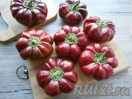 Перец вымыть, обсушить.