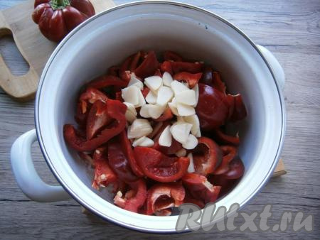 Выложить в маринад перец и чеснок.