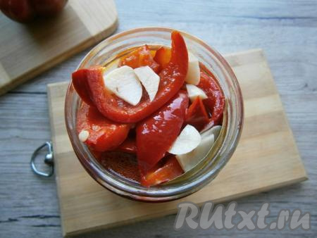 Затем ратунду выложить в простерилизованную баночку, сразу закрутить прокипяченной крышкой, перевернуть, укутать и оставить до полного остывания.