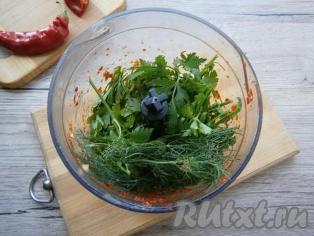 Также добавить в аджику и зелень (зелень можно измельчить блендером или мелко нарезать).