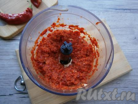 Перец и чеснок измельчить в чаше блендера или перекрутить на мясорубке.