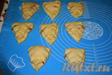 Накрываем булочки полотенцем и оставляем подняться на 25-30 минут.