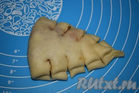 Ножом делаем по бокам булочки по 3-4 надреза. Аналогично формируем из дрожжевого теста все булочки с яблоками и корицей.