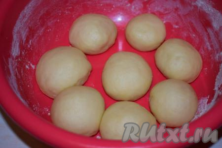 Скатываем кусочки теста в шарики и, накрыв полотенцем,  оставляем подходить на 1 час.