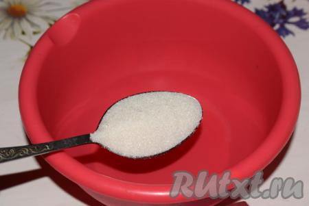 Для приготовления опары в миску наливаем теплую воду, добавляем сахар и перемешиваем.