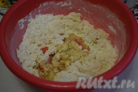 Когда тесто начнет сворачиваться в ком, вливаем растительное мало.