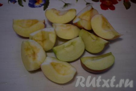 В это время приготовим начинку, для этого вымытые яблоки нарежем на дольки, удалив сердцевину.
