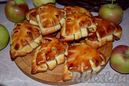 Теплые, ароматные, мягкие, красивые булочки с яблоками и корицей подаем к чаю, кофе или стакану молока. Такая выпечка из дрожжевого теста получается невероятно вкусной, рекомендую!