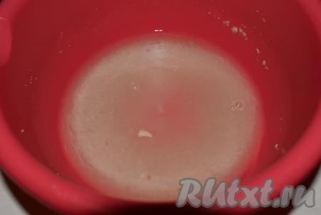 По истечении времени опара запузырится и начнет пениться, значит она готова.