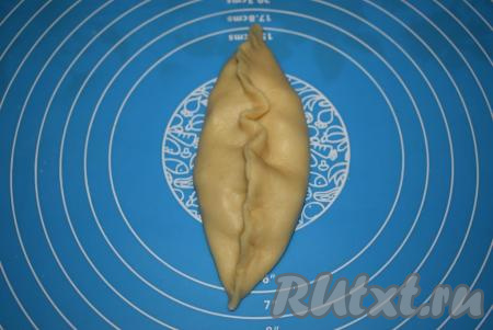 В центр получившейся&nbsp;лепешки&nbsp;кладем начинку из яблок (примерно, по 1 столовой ложке) и защипываем&nbsp; края, формируя пирожок.