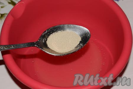 Насыпаем дрожжи, перемешиваем и оставляем опару на 10 минут.