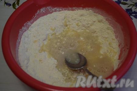  Далее вливаем опару и хорошо перемешиваем. 