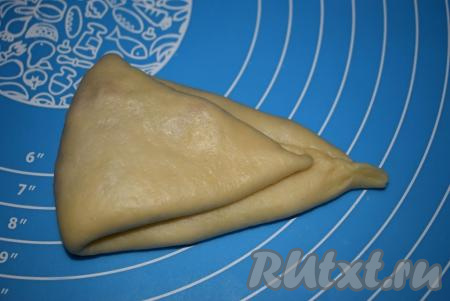 Концы булочки должны быть узкими и остренькими, серединка - толще. Складываем булочку вдвое, соединяя узкие концы с друг другом (как на фото) и прижимая их.