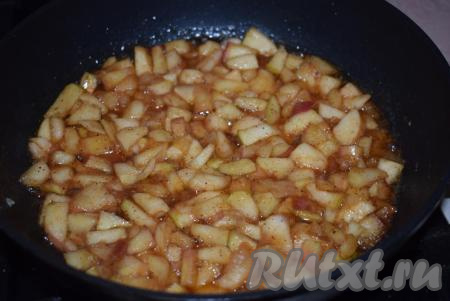 Наша яблочная начинка для булочек готова, выключаем сковороду и даем остыть.&nbsp;