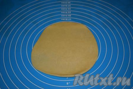 На столе, присыпанном мукой, каждый шарик теста раскатываем в кружочек.