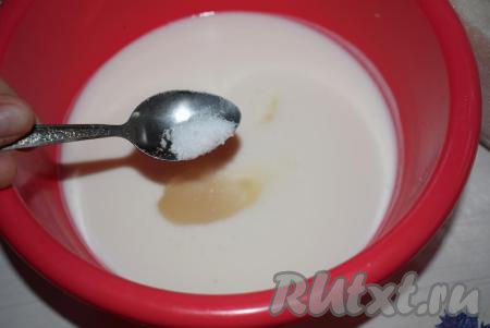 Добавляем к кефиру сахар, соль и перемешиваем.