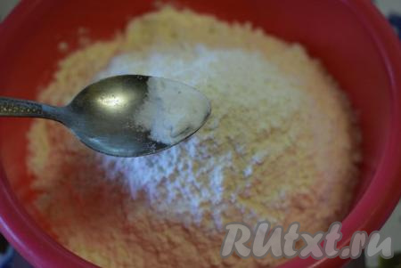 В другую миску насыпаем 350 грамм муки и соду, тщательно перемешиваем.