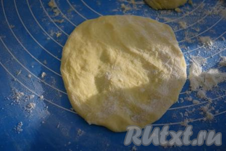 Поэтому рецепту получается 16 сосисок в тесте, для их приготовления вы можете взять 16 сосисок или же разрезать 8 сосисок вдоль пополам. Далее обваливаем кусочки теста в муке и&nbsp;раскатываем в круги диаметром, примерно, 12-15 см.