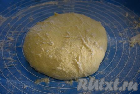 По истечении времени посыпаем рабочую поверхность 50 граммами муки и выкладываем наше тесто. За то время, пока оно "отдыхало", тесто немного схватилось и стало менее липким. Далее вымешиваем наше тесто на муке, смазывая руки маслом.