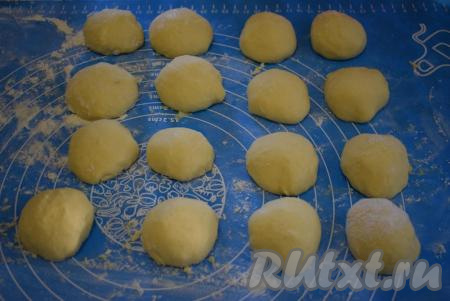 Когда тесто станет мягким, однородным и перестанет липнуть к рукам, разделяем его на 16, примерно, равных кусочков.