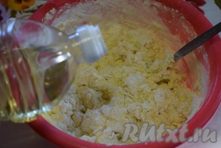В миску с мукой вливаем кефирную смесь, добавляем растительное масло и замешиваем тесто.