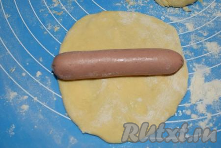 В центр каждого круга кладем сосиску.