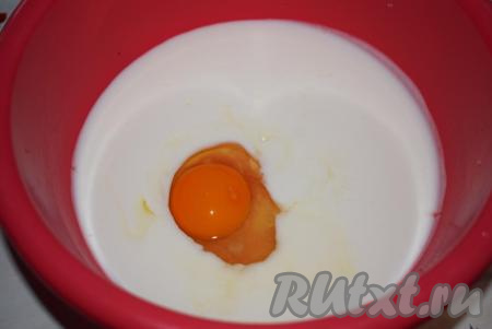 В получившуюся кефирную смесь вбиваем яйцо и хорошо перемешиваем.