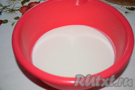 Для приготовления теста наливаем в миску кефир.