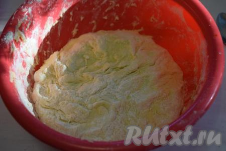 Тесто получается по консистенции&nbsp;липким и жидковатым, но на данном этапе продолжаем его вымешивать, не добавляя муку (при необходимости, руки можно смазать растительным маслом). Месим тесто, примерно, 7-8 минут и оставляем его отдохнуть и раскрыть клейковину на 20-25 минут, накрыв пленкой.