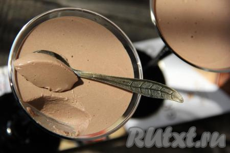 Подать десерт к столу в холодном виде. Творожный&nbsp;десерт, приготовленный с добавлением какао и желатина, - отличная&nbsp;альтернатива обычному желе. Многие&nbsp;детки не любят творог, но, поверьте, такой десерт они будут уплетать за обе щеки.&nbsp;Очень нежно и вкусно, попробуйте!&nbsp;