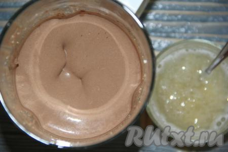 Смесь творога, йогурта, какао и сахара пробить погружным блендером до однородного и гладкого состояния. Затем влить желатин&nbsp;и взбить массу в течение&nbsp;2-3 минут.