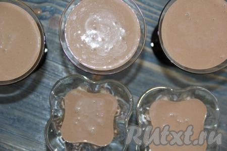 Готовый творожно-йогуртовый десерт&nbsp;разлить по креманкам или фужерам и поставить в холодильник на 5-6 часов.