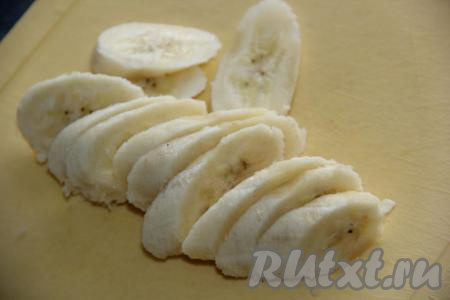Очистить бананы и нарезать на кружки толщиной, примерно, 1 см.