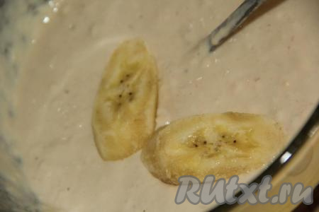 Обмакивать кружочки банана в кляр. Я обмакивала бананы в кляр с помощью вилки, поэтому лишний кляр стекал.