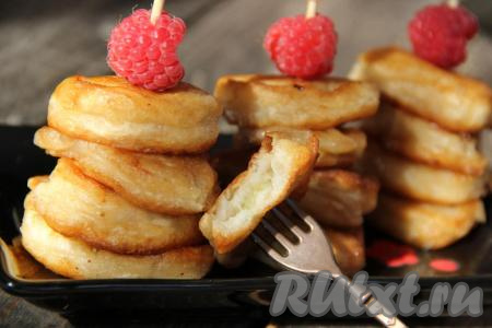 Жареные бананы в кляре переложить со сковороды на бумажное полотенце (бумажное полотенце впитает лишний жир), а затем выложить на тарелку и подать к столу в тёплом виде. Очень вкусное и аппетитное блюдо, попробуйте!