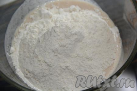 Всыпать муку.