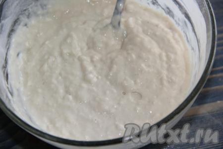 Перемешать получившийся кляр, по консистенции он получится не жидким и будет напоминать сметану средней густоты.