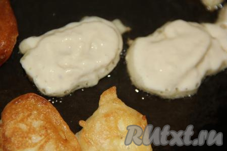 В сковороду влить растительное масло, разогреть и выложить бананы в кляре.